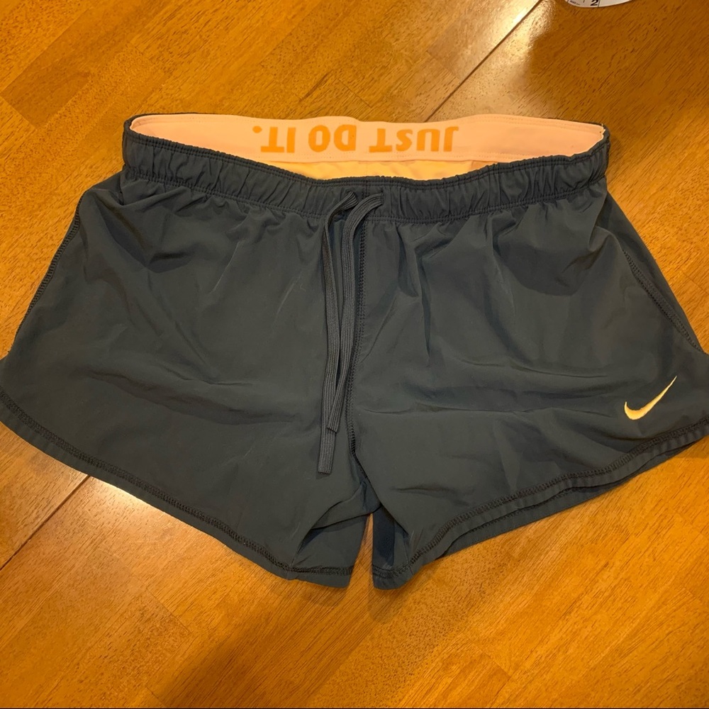 Nike 2 in 1 fully lined shorts - size M